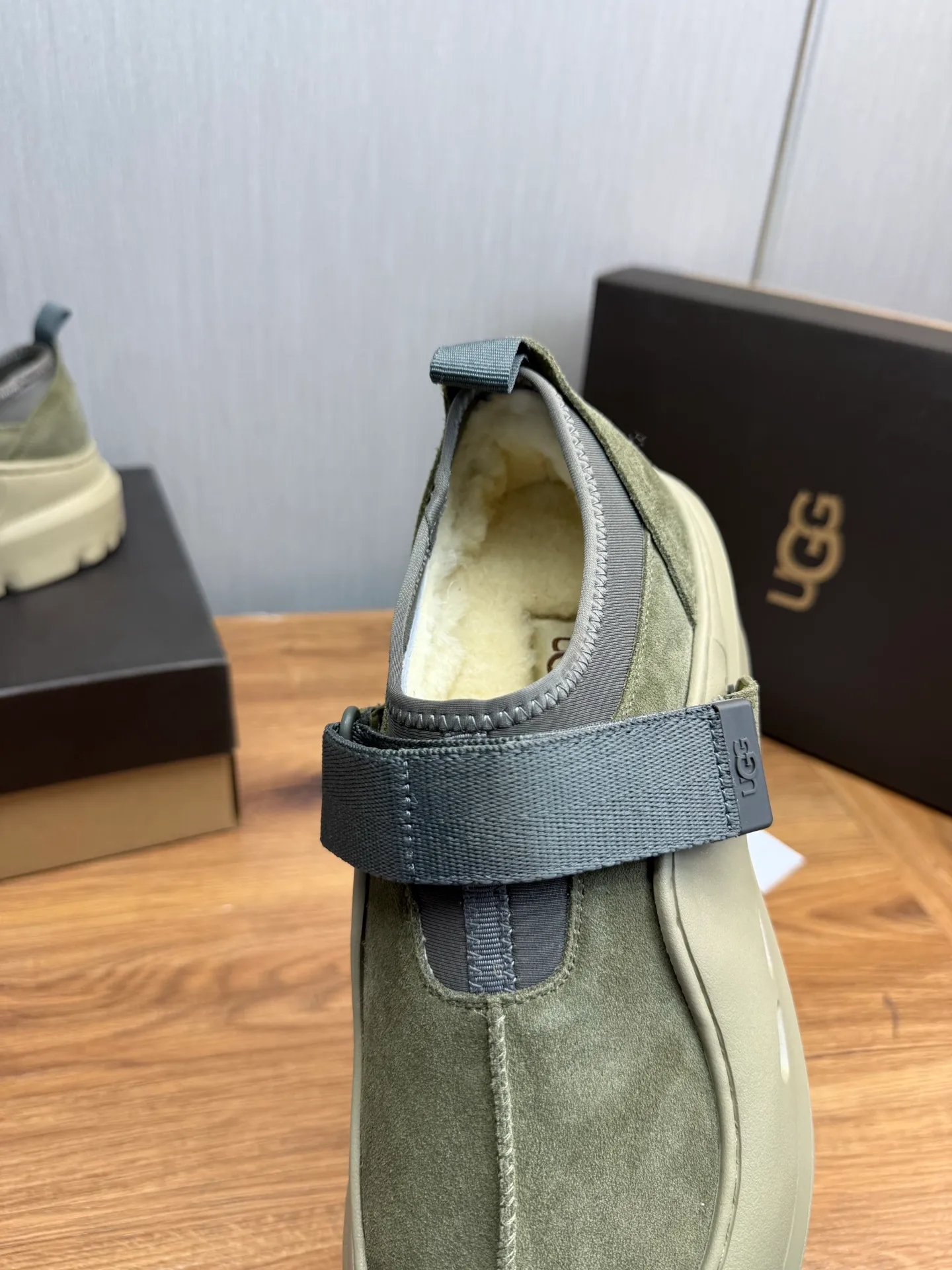 Men's shoes💰580💰Couples💖 New UGG fur integrated men's simple and fashionable snow boots. The most worth buying at the end of this year are warm casual shoes. Whether you are out and about at home, their comfortable and warm performance will be your most suitable fashion companion! The material is cowhide upper and imported wool is used inside. Warm and comfortable! The eva+ rubber patch outsole is cushioned, non-slip and wear-resistant, and has good elasticity. It is light and wear-resistant, comfortable and soft, and the new simple cut is more fashionable. It has both practicality and fashion sense, so you no longer have to worry about how to match it in winter, while still maintaining your fashionable taste. High-quality genuine wool. Look at the details for the material! Size: 35-40-41-42-43-44-44 sneaker size